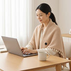 在宅ワーク中にMADORIヒートショールを肩にかけて使用する女性